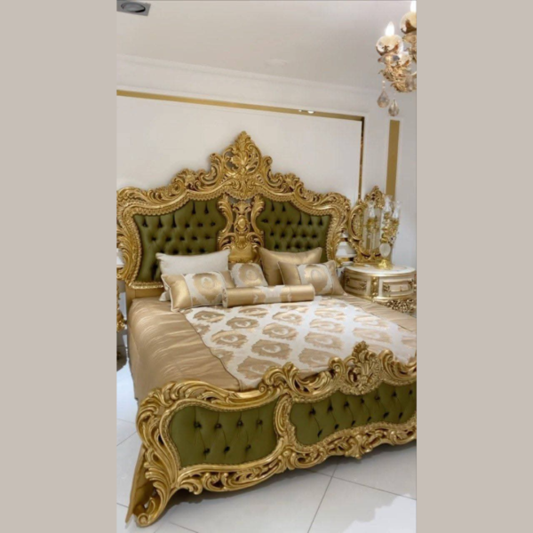 Luxurious Baroque Style Bed